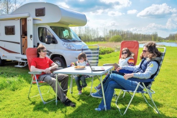 Familie im Urlaub mit Wohnmobil