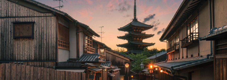 Blick auf Tempel in Kyoto am Abend