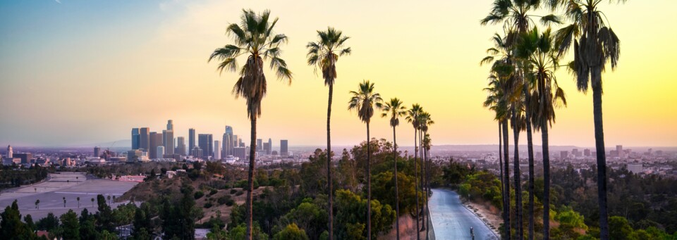 Los Angeles am Abend mit Blick auf die Stadt