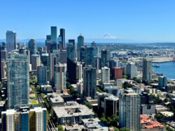 Ausblick auf Downtown und Mount Rainier von Space Needle aus