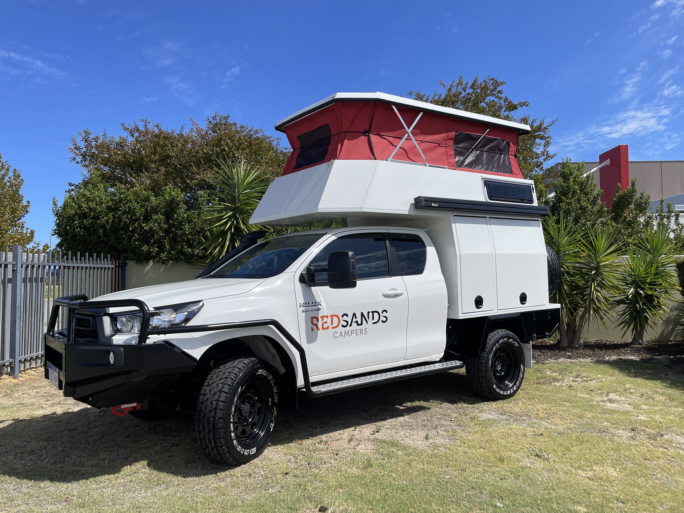 RedSands Camper 5 Personen von außen mit Zelten