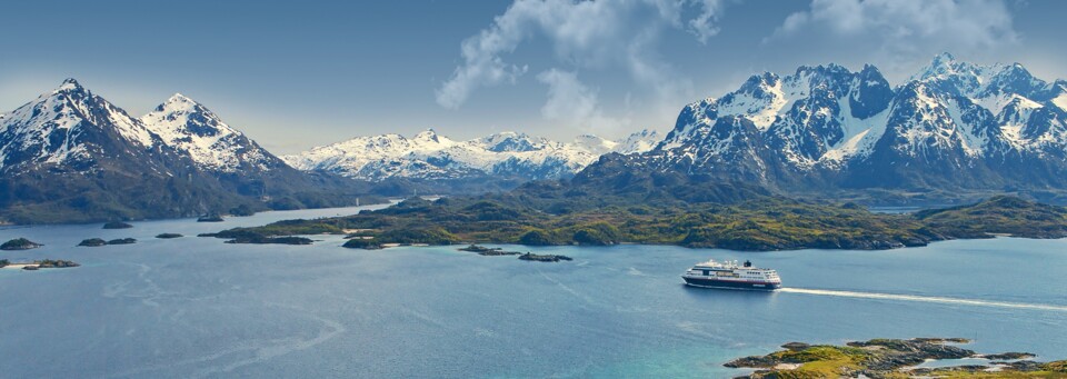 Hurtigruten Schiff in Raftsundet Norwegen